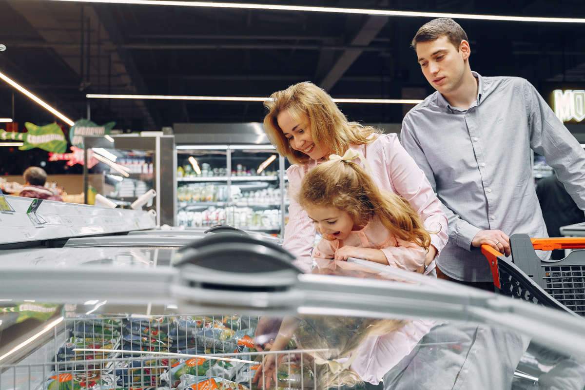 Family picking a frozen meal in a grocery